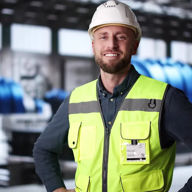 Industrimedarbeider i gul bekledning og hjelm