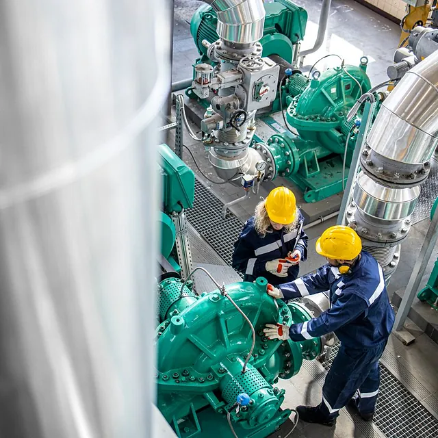 Olje og gass-medarbeidere i maskinrom